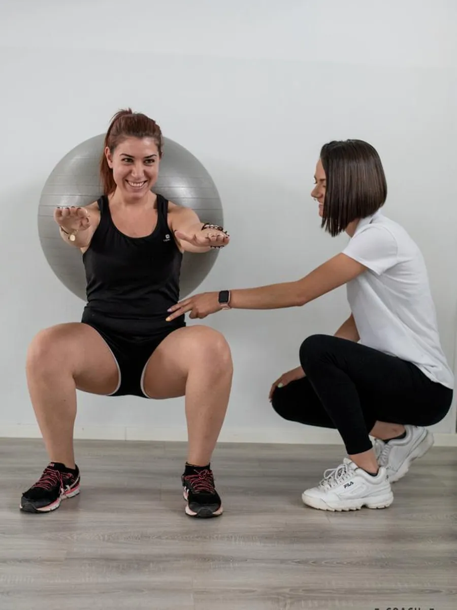 Roberta corregge l'esecuzione di uno squat durante una sessione di Personal Training